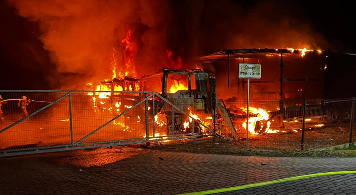 Ogromny pożar ciężarówek na parkingu. "To było straszne, te wybuchy, kłęby dymu"