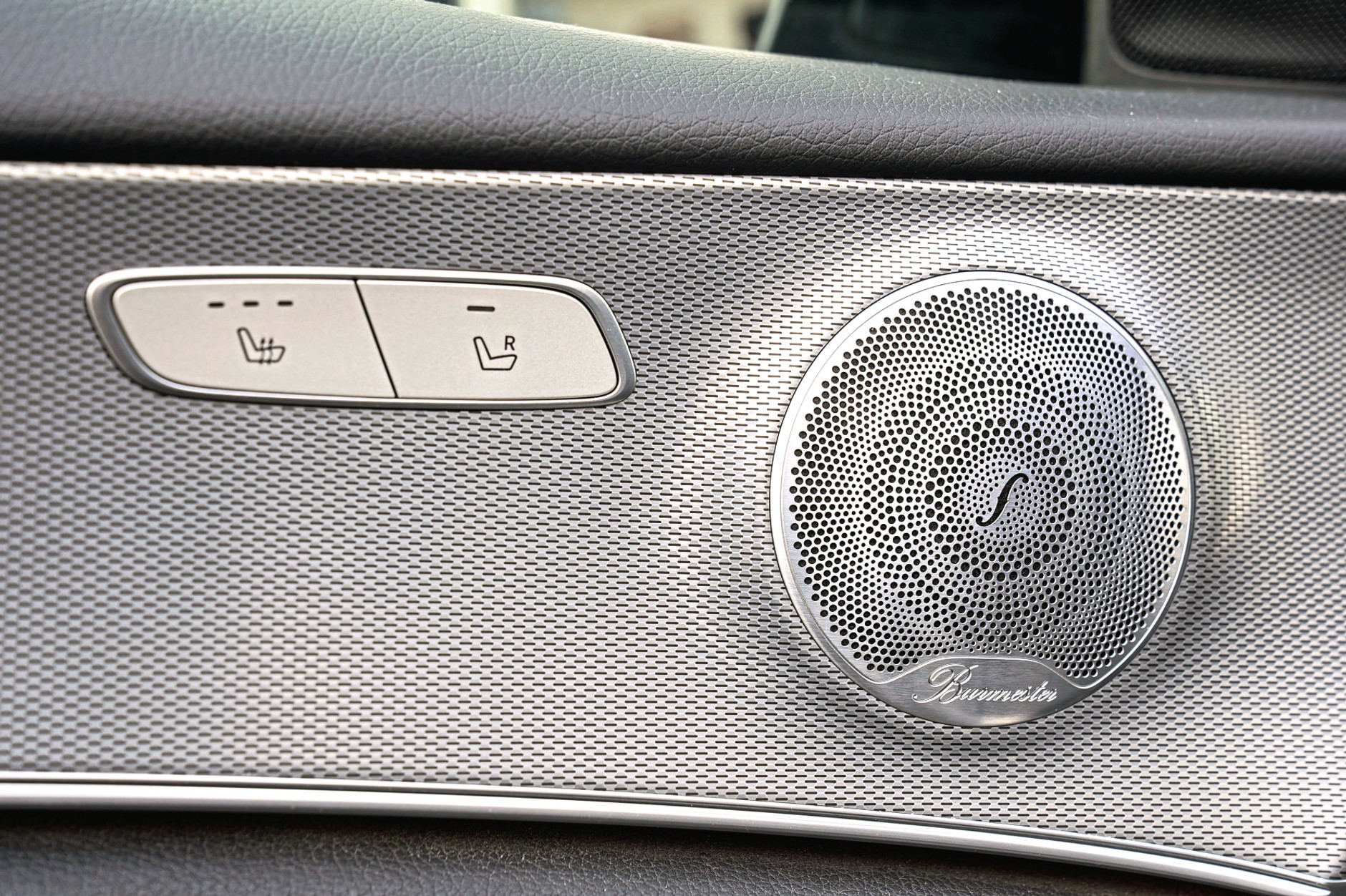 Używany Mercedes E200 (W213): opcjonalny system audio Burmester brzmi świetnie, ale układ inforozrywki czasem się psuje. 