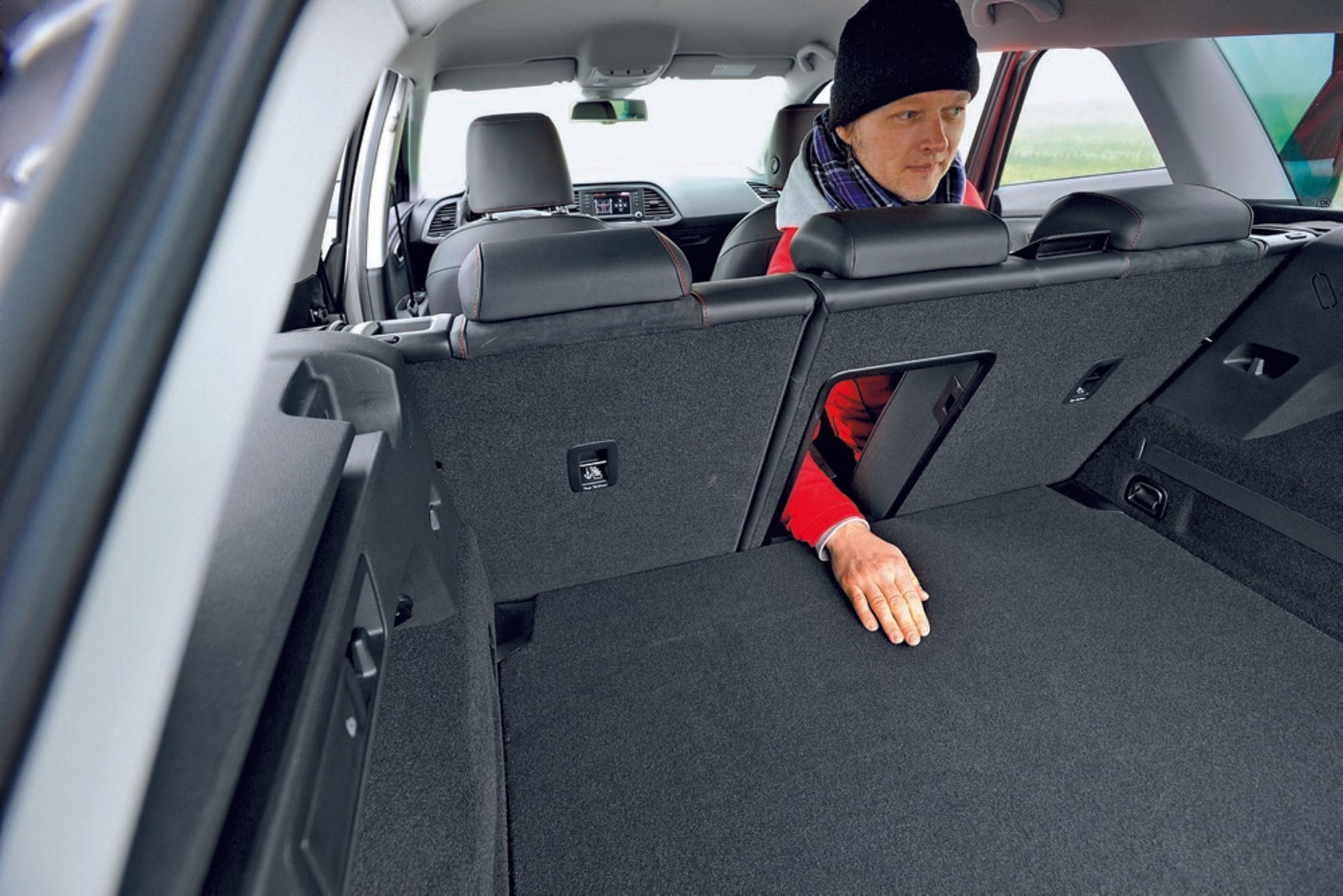 Seat Leon ST, otwór do przewożenia nart