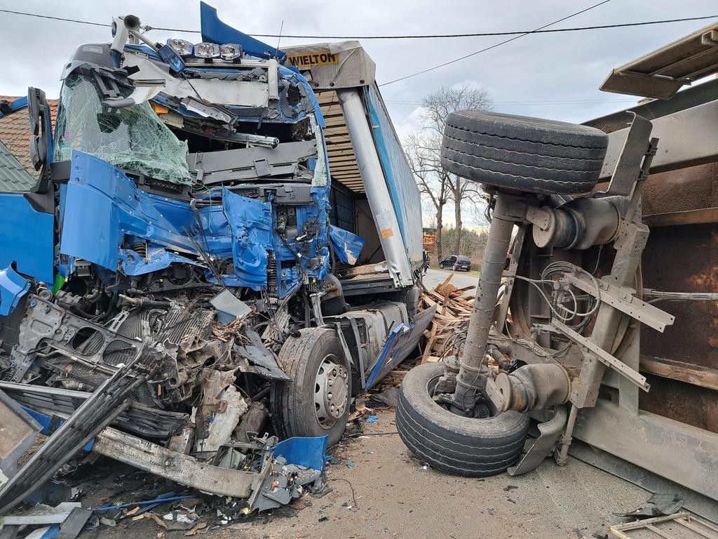 Niewiele zostało z szoferki. Kierowcę zabrał helikopter