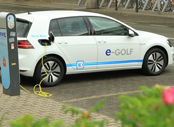 Auta z napędem elektrycznym stają się coraz popularniejsze