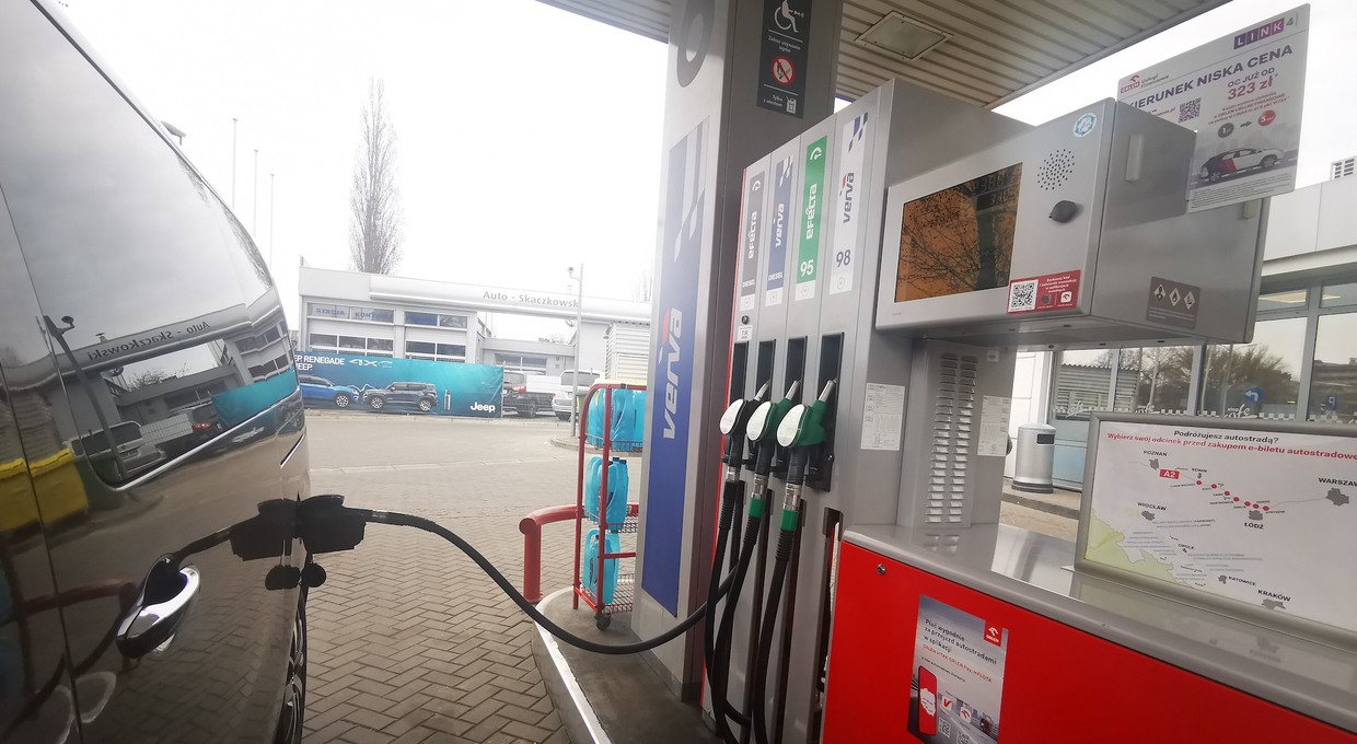 Ceny ropy w górę, ceny paliw w dół. Cud? Nie, to Polska przed wyborami