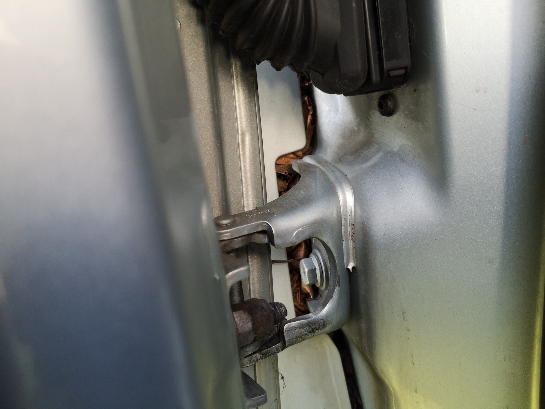 Renault Kangoo 1.6 2007, auto z ogłoszenia: warto zwrócić uwagę na liście, które „upakowane” są pomiędzy słupkiem a błotnikiem...