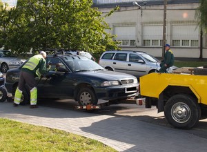 Odbiór odholowanego samochodu dopiero po uiszczeniu opłat. RPO: to niezgodne z prawem