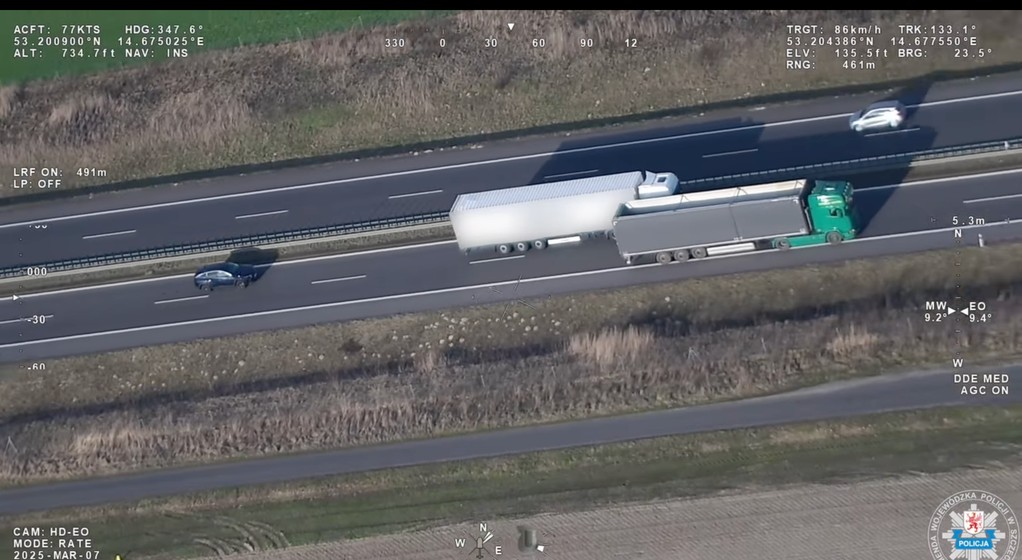 Śmigłowec o nazwie Orzeł Pomorza pomagał kontrolować kierowców ciężarówek