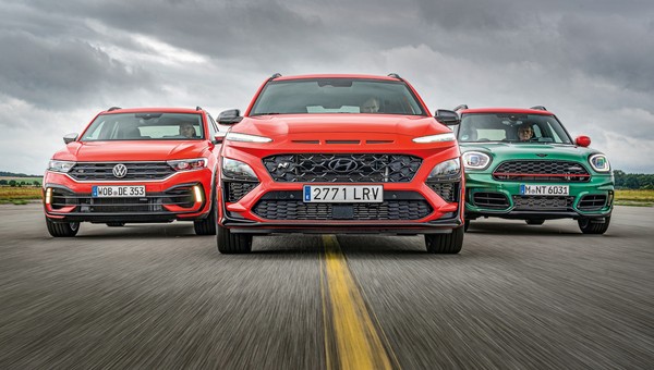 Małe SUV-y są nudne? Te mają po 300 KM. I naprawdę jadą!