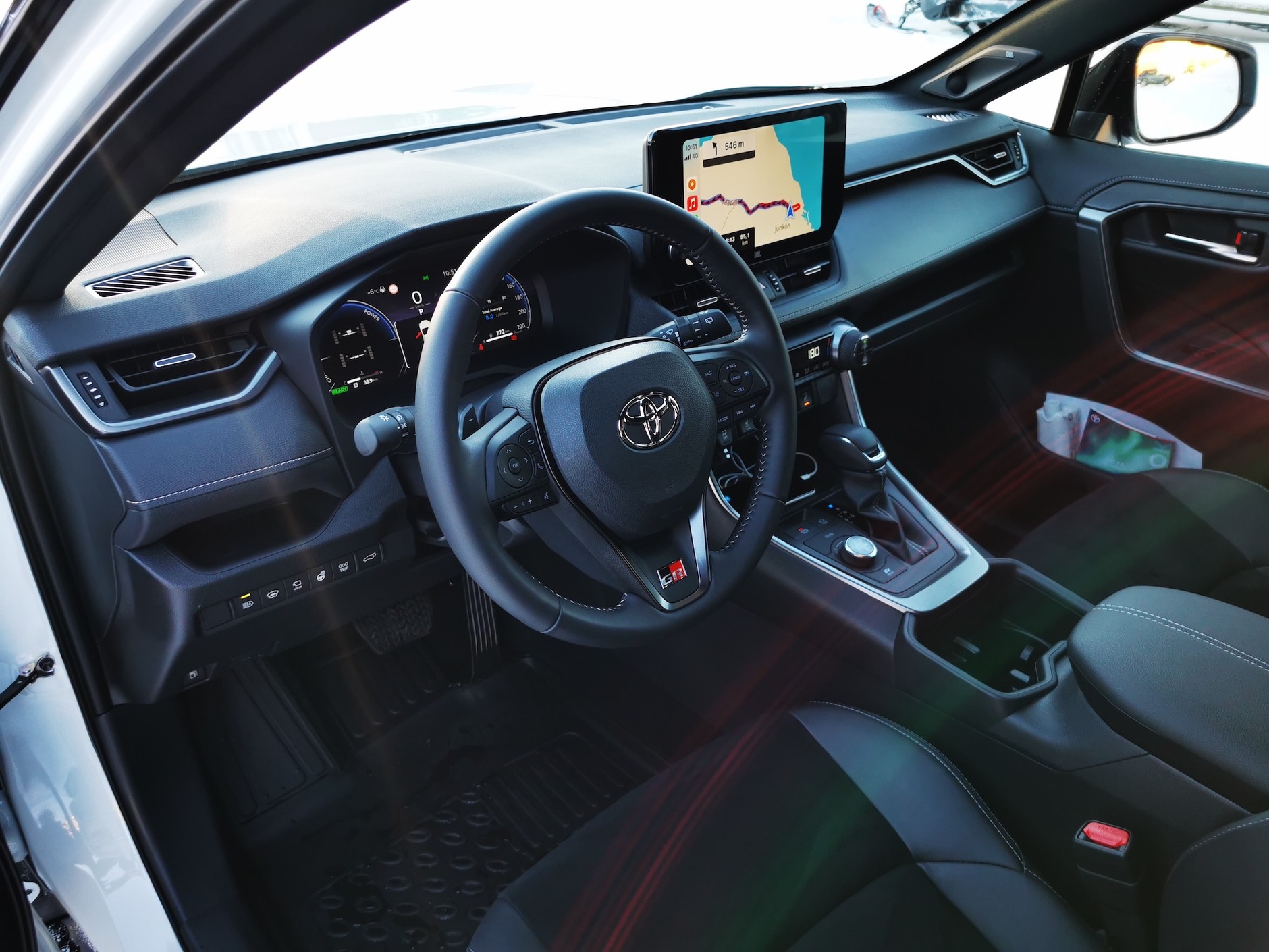 Toyota RAV4 Hybrid GR Sport 2023: wnętrze auta dostosowane do gustów i przyzwyczajeń Europejczyków