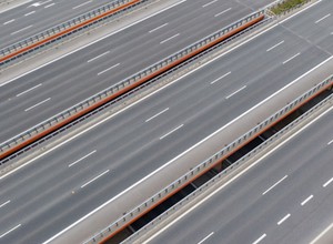 Linie na drodze. Jakie mają znaczenie i jak je interpretować? Kierowca musi to wiedzieć