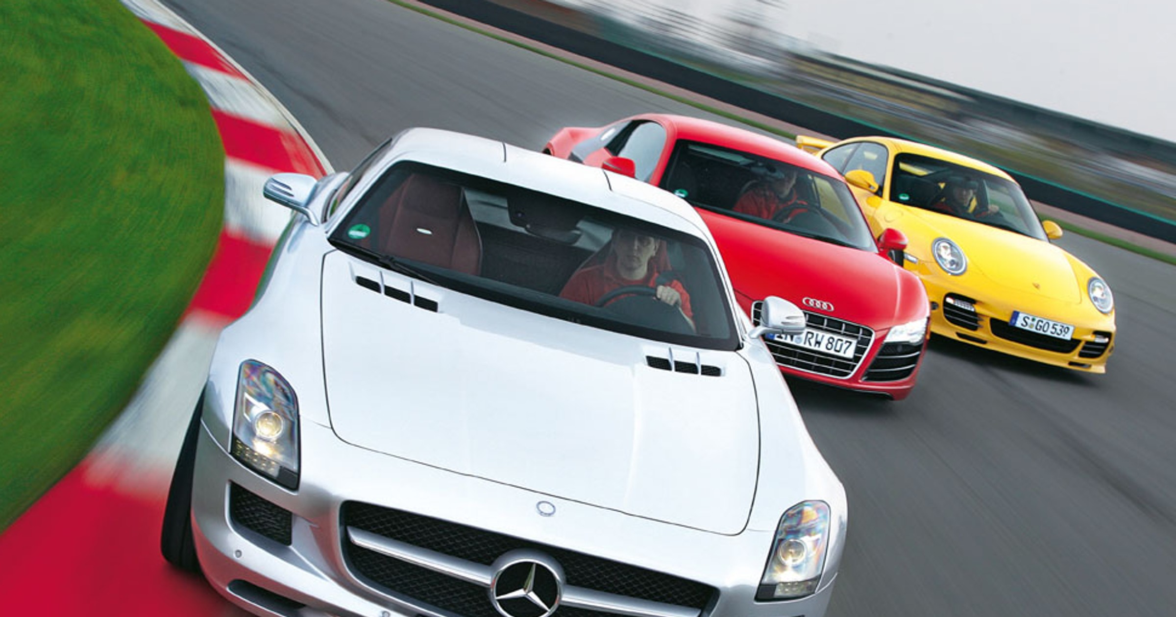 Czy skrzydlaty Mercedes zostanie superdominatorem? Mercedes SLS AMG kontra Porsche 911 Turbo i Audi R8 5.2 FSI