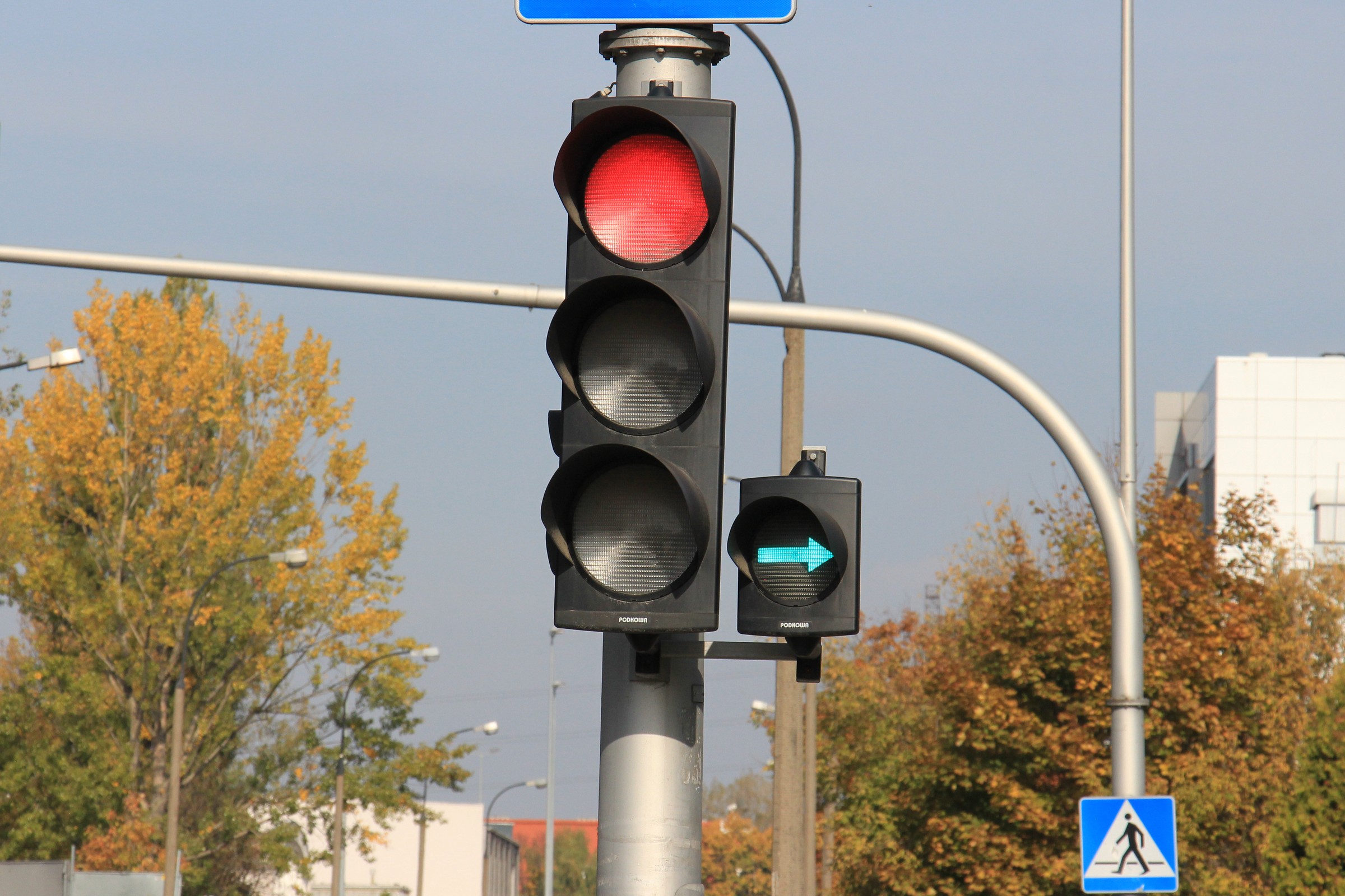 Zielona strzałka a kamery Red Light. Wiadomo, czy można dostać mandat za niezatrzymanie się