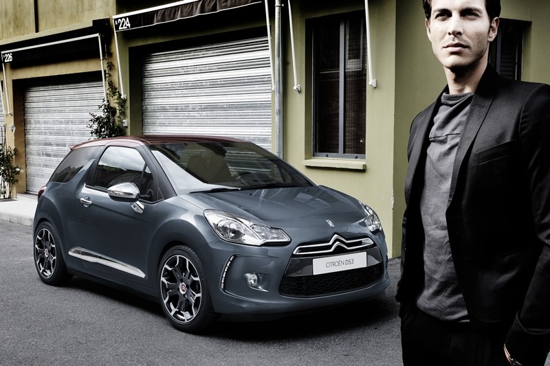 Mężczyzna i Citroen kuszą