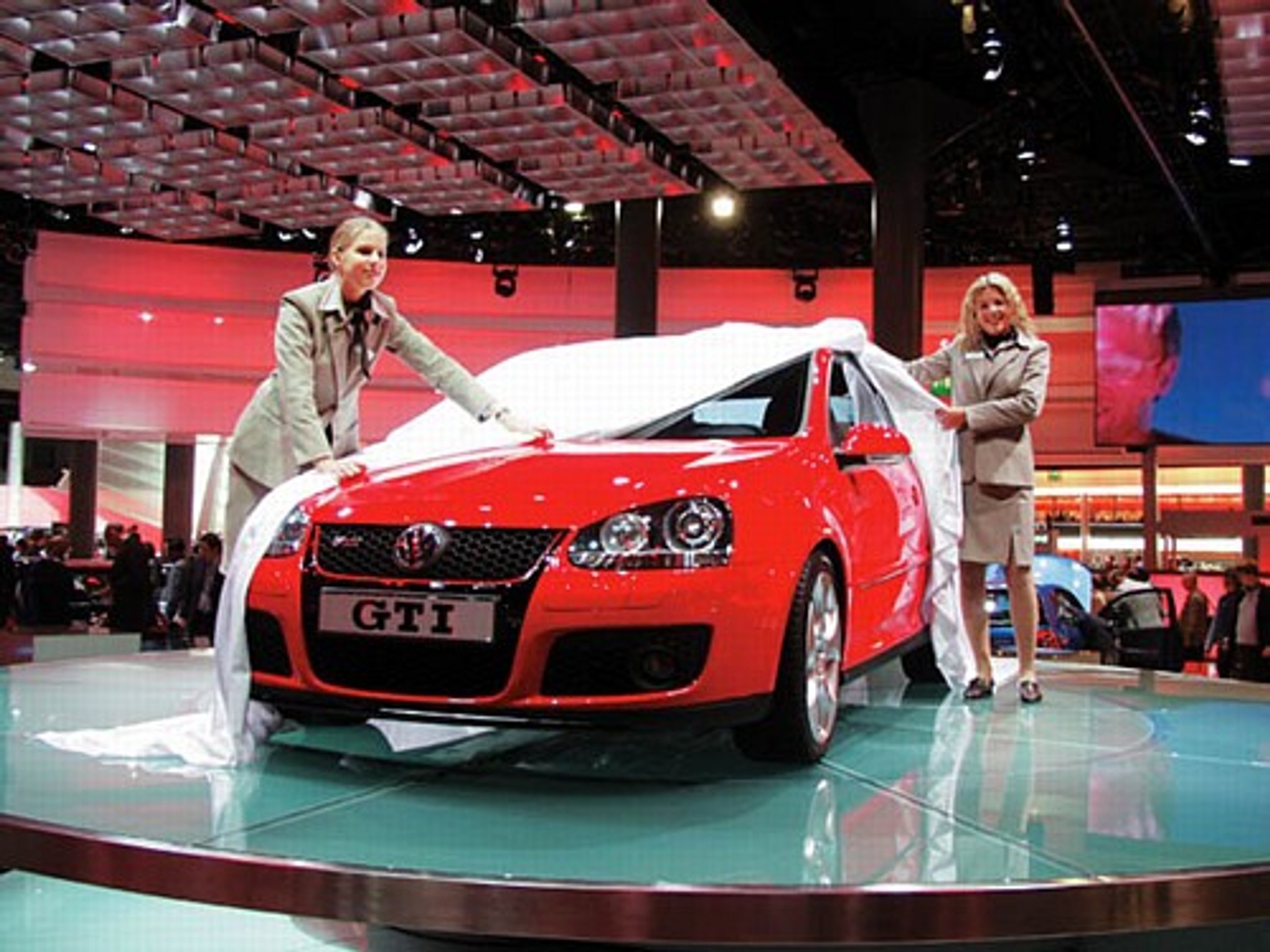 Kompakty kontratakują