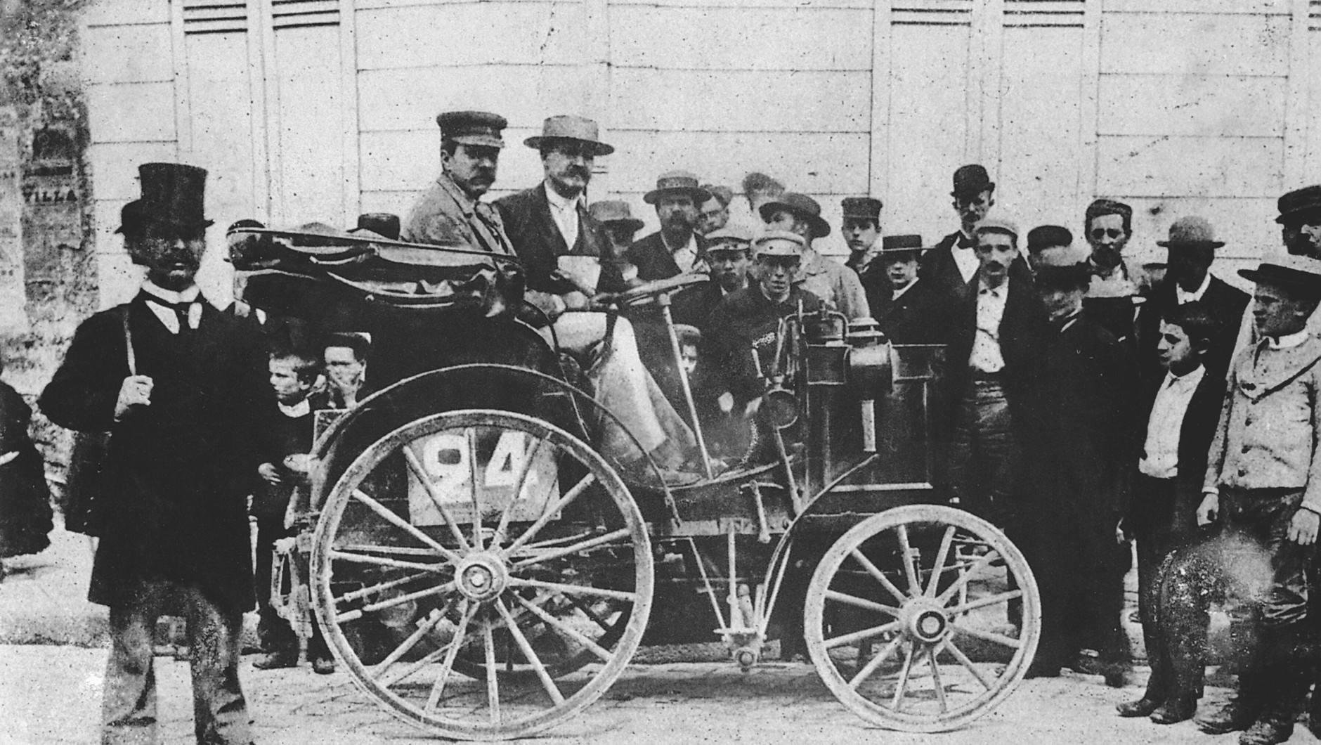 Panhard&Levassor podczas wyścigu Paryż-Rouen w 1894 r.: pierwszy samochód w historii z okrągłą kierownicą.