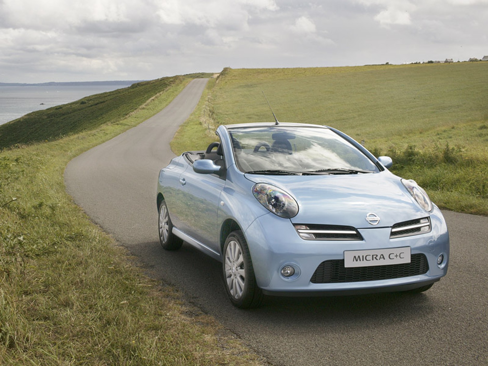 Świat zwariował: Nissan Micra C+C z Wlk. Brytanii do Japonii