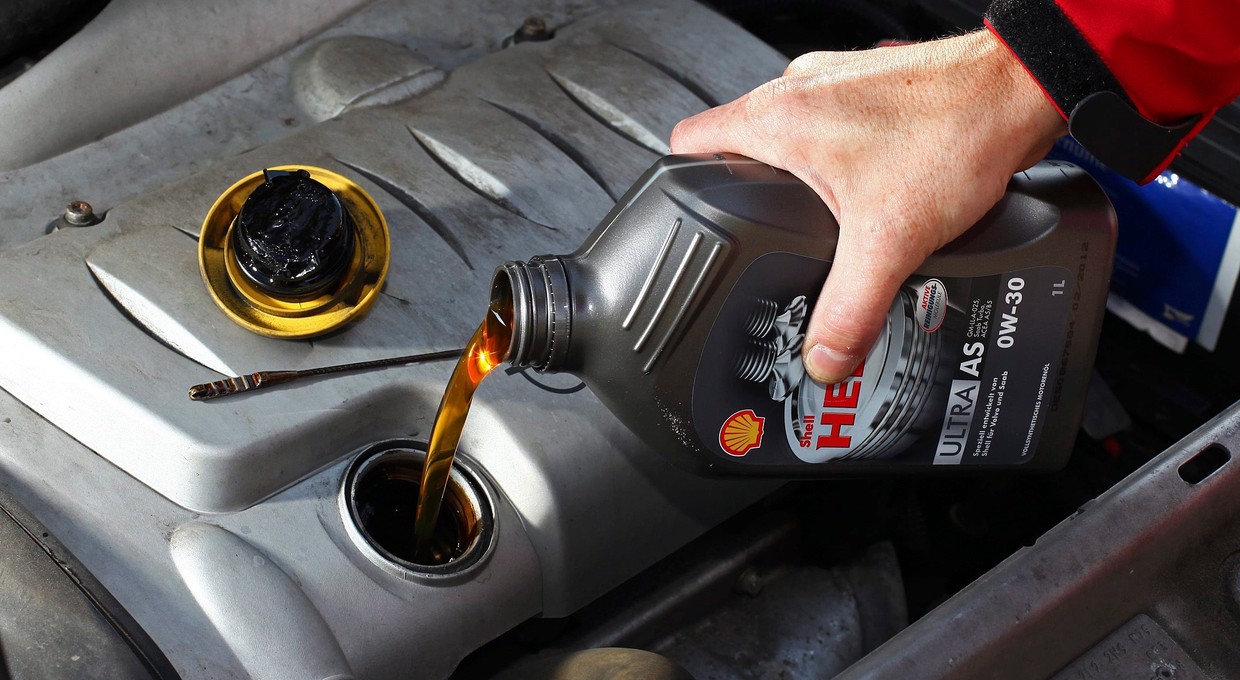 Kiedy wymienić olej silnikowy? Lepiej posłuchaj mechanika niż producenta samochodu