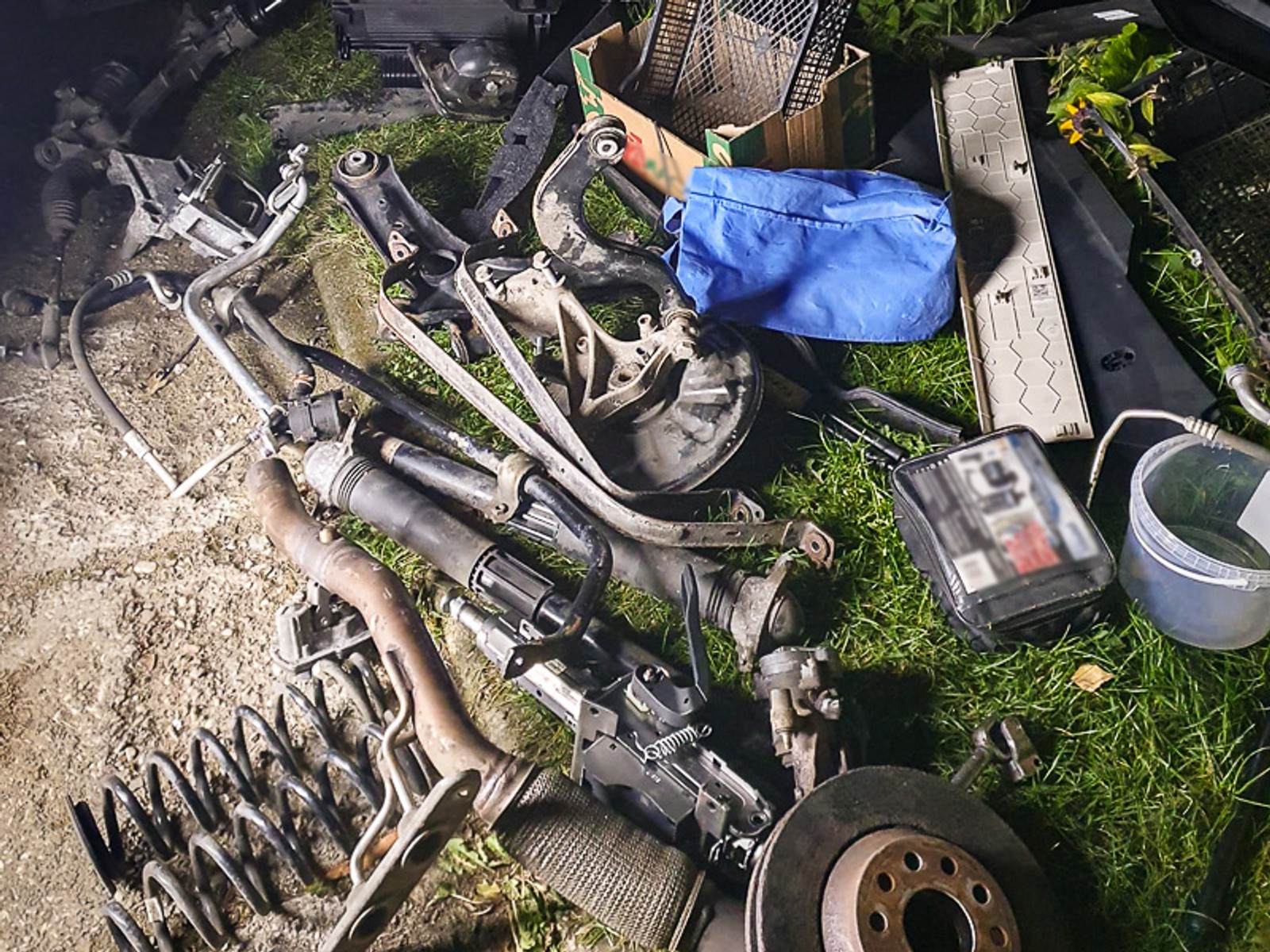 Funkcjonariusze znaleźli rozebranego Passata