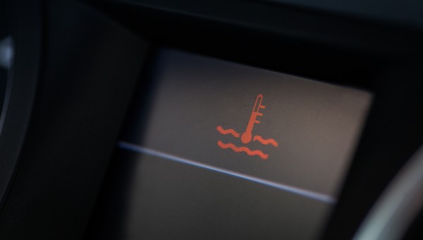 Jedna z ważniejszych kontrolek w aucie: gdy zapala się podczas jazdy, trzeba się natychmiast zatrzymać 