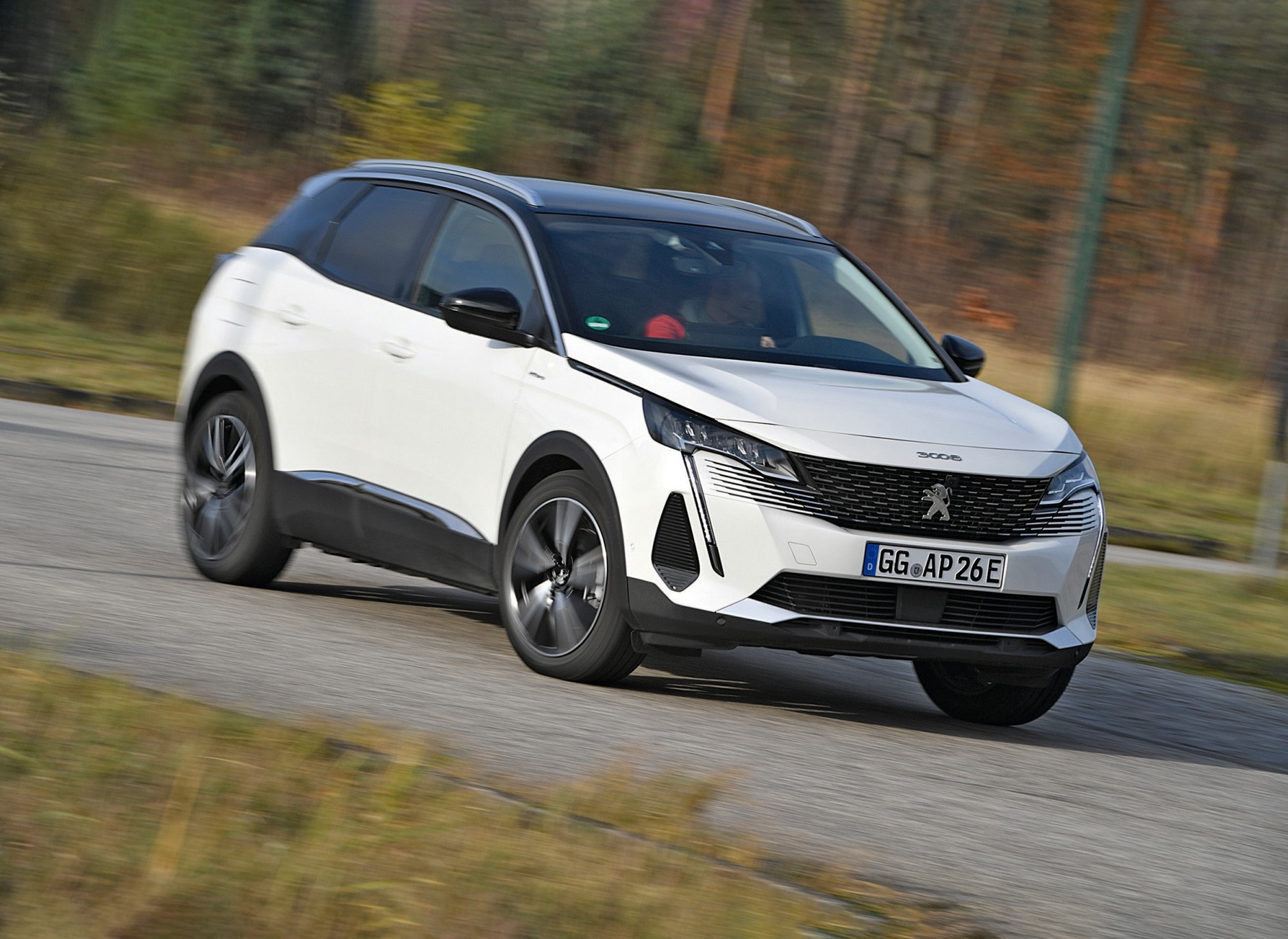 Peugeot ma największy w porównaniu silnik spalinowy - 4 cylindry i pojemność 1,6 litra. Jako jedyne auto w zestawieniu Peugeot oferuje pokładową ładowarkę z mocą 7,4 kW. To oznacza dwukrotnie szybsze „tankowanie” niż u rywali.