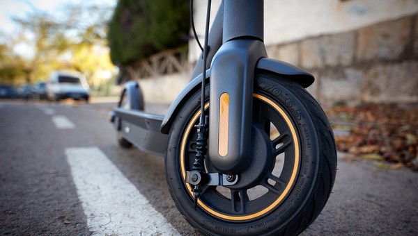 Na hulajnogach elektrycznych łamią przepisy, często nieświadomie. Kary są zaskakujące