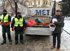 Fusy z kawy zamiast piasku i soli - ciekawy eksperyment w Krakowie