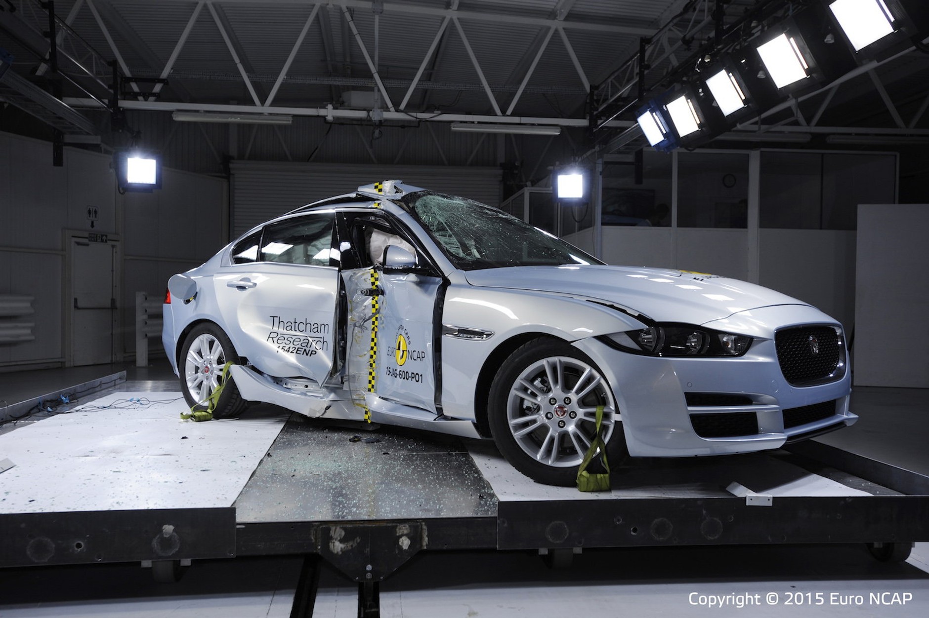 Jaguar XE - test zderzeniowy