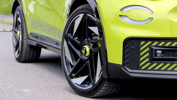 280-konny Abarth 600e jest produkowany w Polsce. Potrafi zaskoczyć dźwiękiem