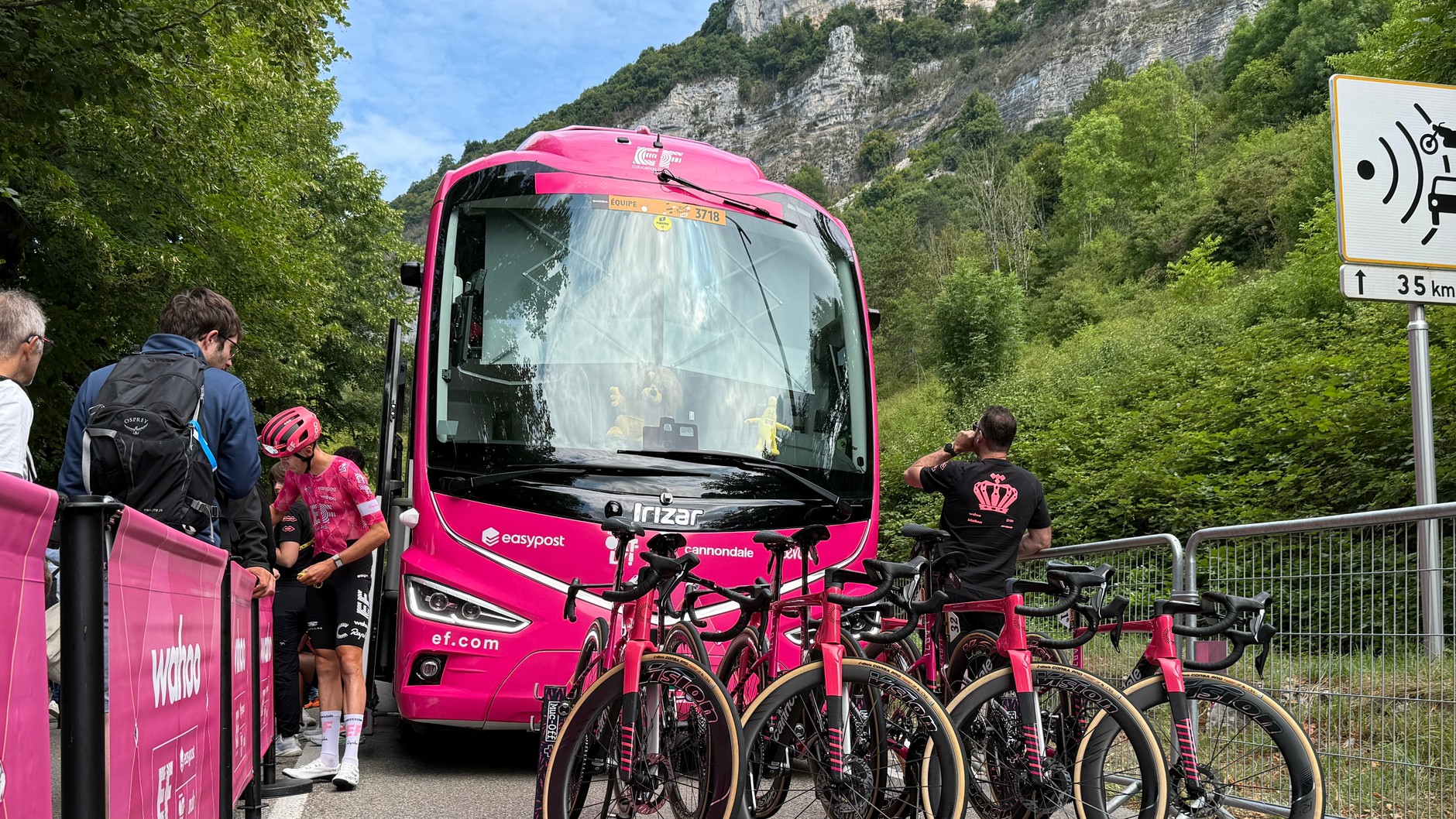 TdF – strefa zawodników i ich ekip przed startem