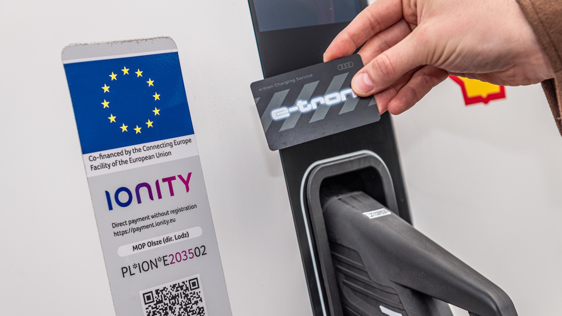 Złodzieje podmieniają na stacjach Ionity kody QR