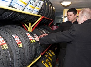 Jak bezpiecznie oszczędzać na oponach?