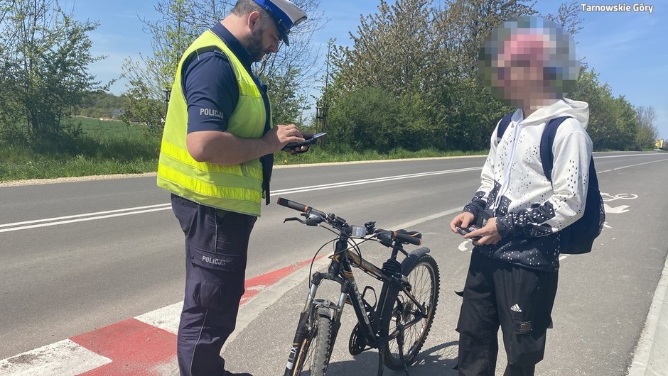 Obraz pochodzący z serwisu https://tarnowskie-gory.policja.gov.pl/k26/informacje/wiadomosci/387980,Bezpieczny-cyklista-akcja-tarnogorskiej-drogowki.html