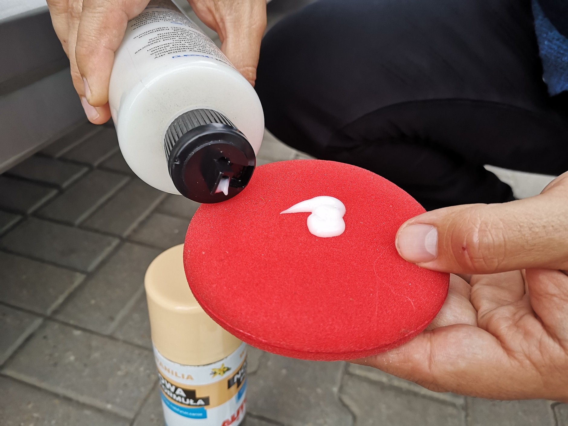 Renowacja czarnych listew i zderzaków w aucie