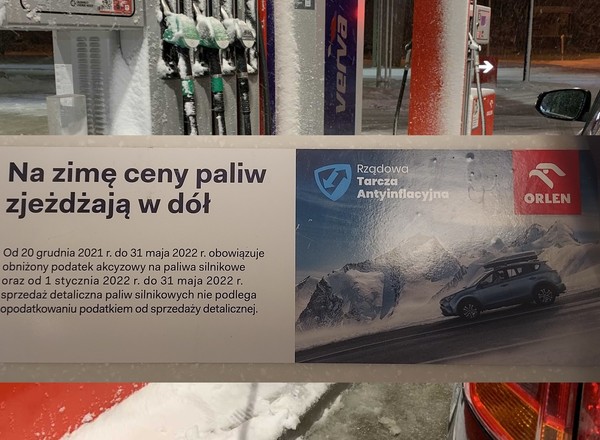 Tak informują na stacjach o obniżeniu akcyzy przez rząd