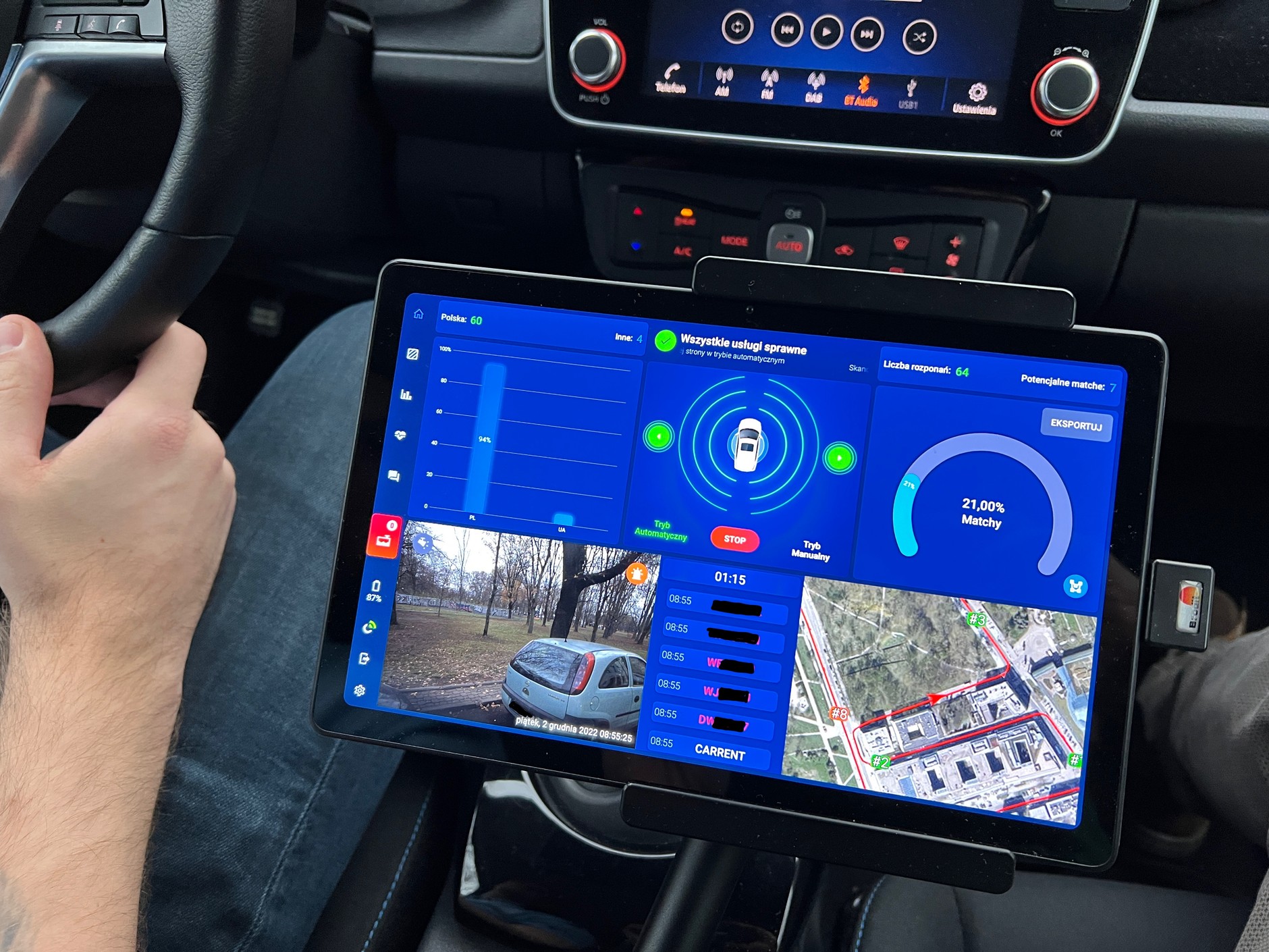 W Warszawie ulice stołecznej strefy płatnego parkowania patroluje dziewięć elektrycznych Nissanów Leafów