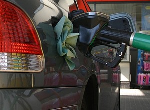 Rząd planuje nową opłatę emisyjną w cenie paliw – będzie drożej na stacjach