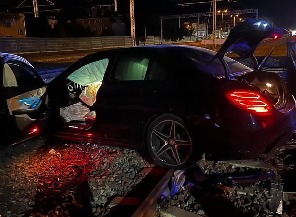Zostawił w nocy auto na torach. Policjanci z Legionowa szukają właściciela zguby