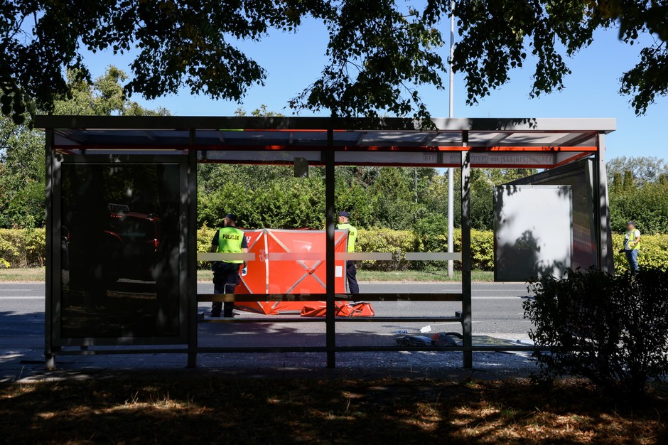 Samochód wjechał w przystanek na warszawskim Mokotowie. Dwie osoby nie żyją