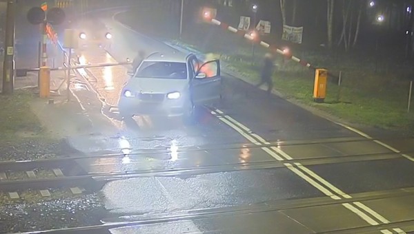 Kierowca BMW znalazł się w pułapce. Błyskawicznie podjął decyzję [WIDEO]