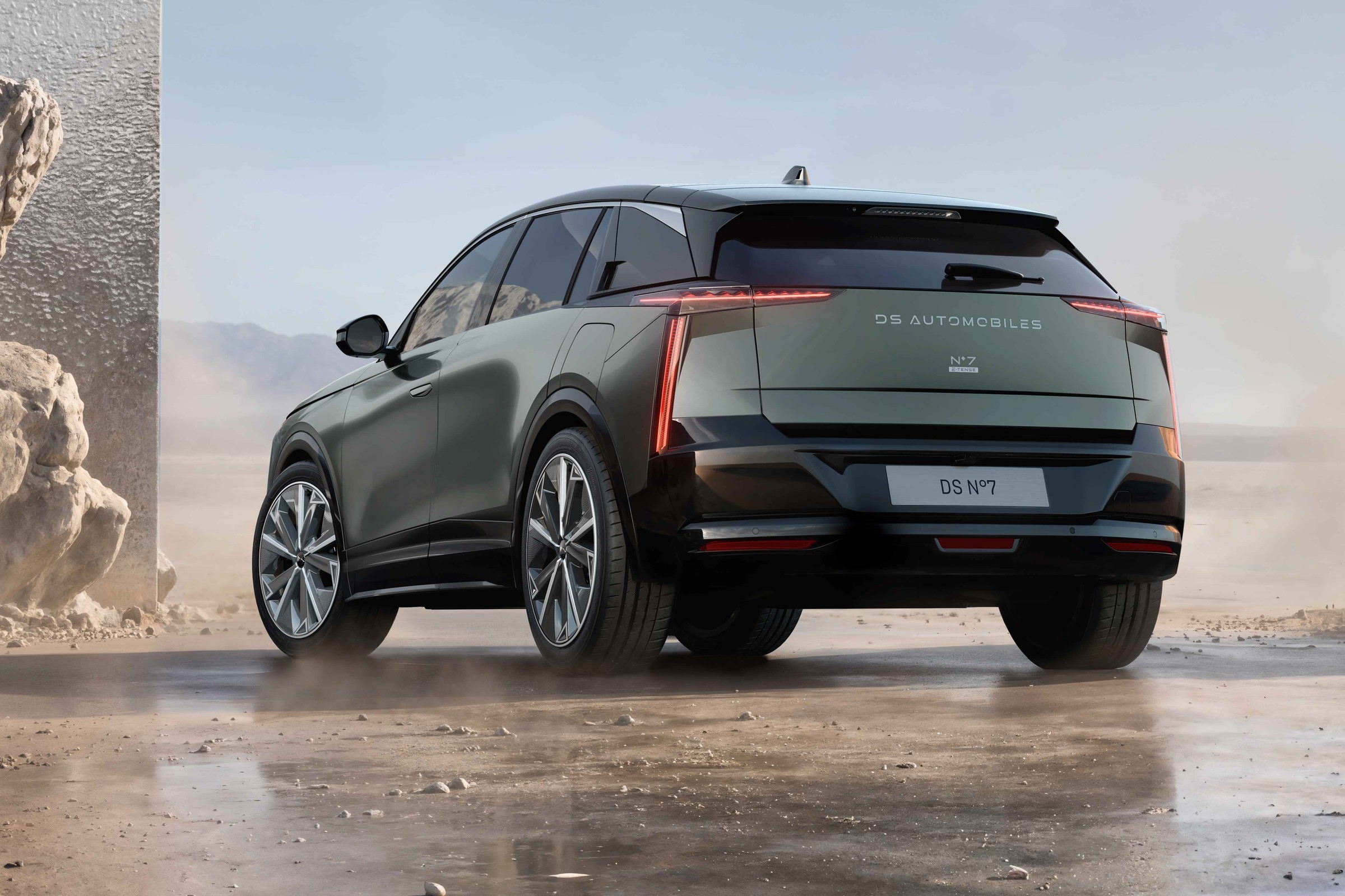 Oto DS N°7. Ma hybrydę 1.2 oraz trzy wersje elektryczne. Zasięg? 740 km