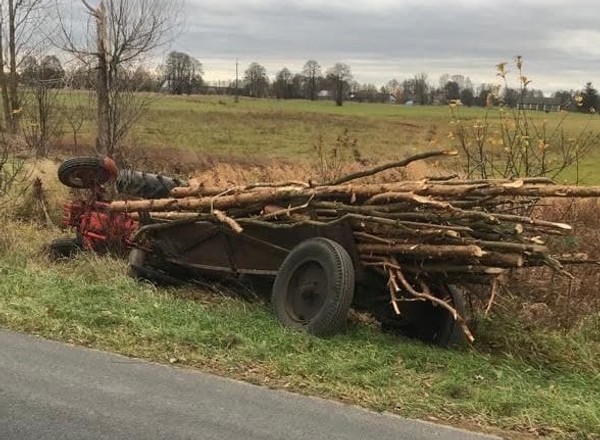 Stracił panowanie nad traktorem i wpadł do rowu. Był zupełnie pijany