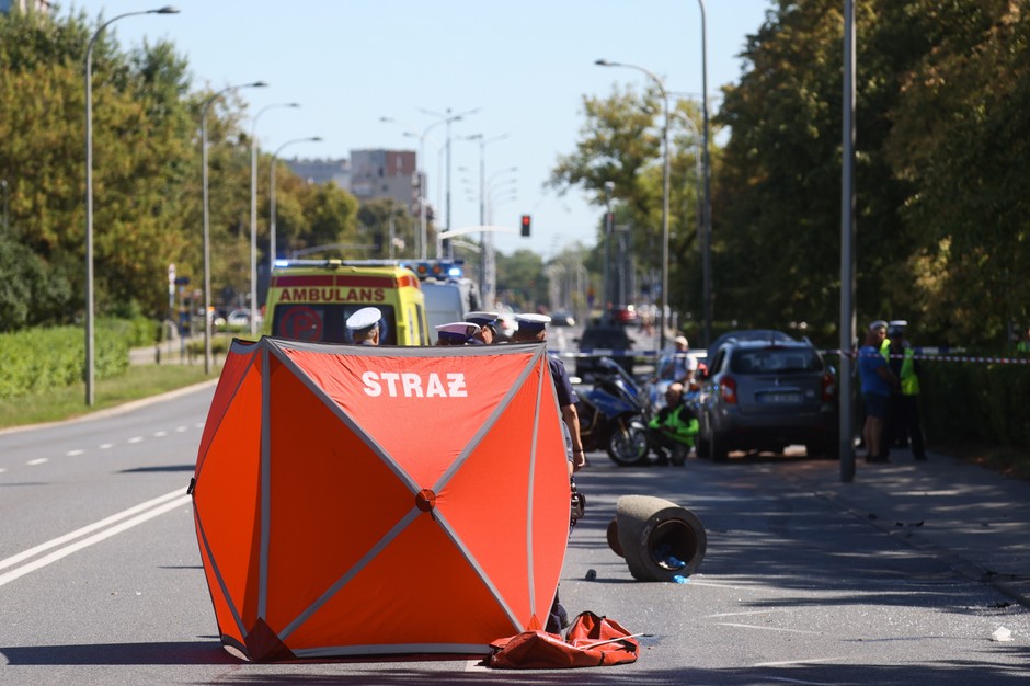 Samochód wjechał w przystanek na warszawskim Mokotowie. Dwie osoby nie żyją