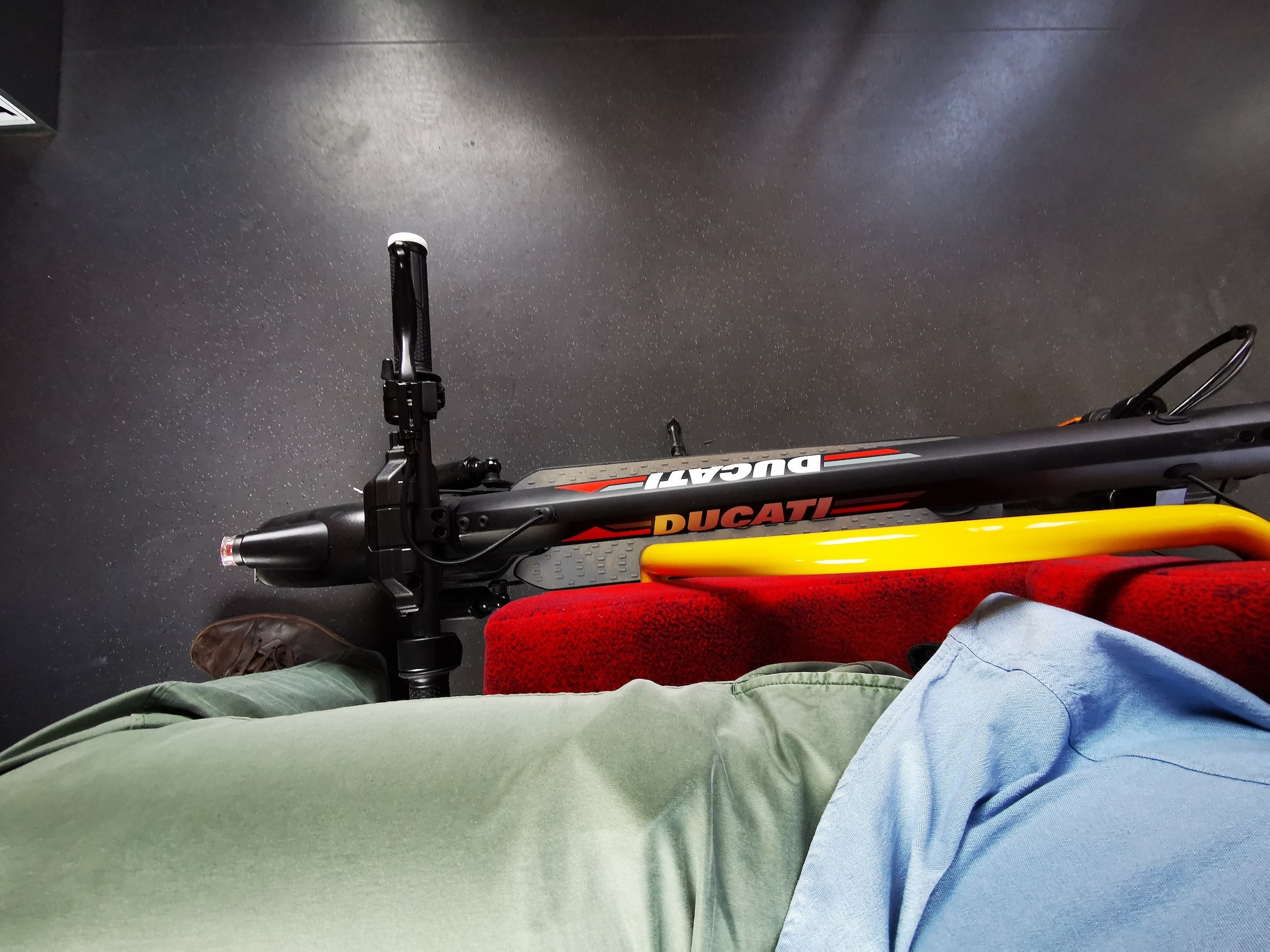 Hulajnoga w pociągu w pozycji złożonej