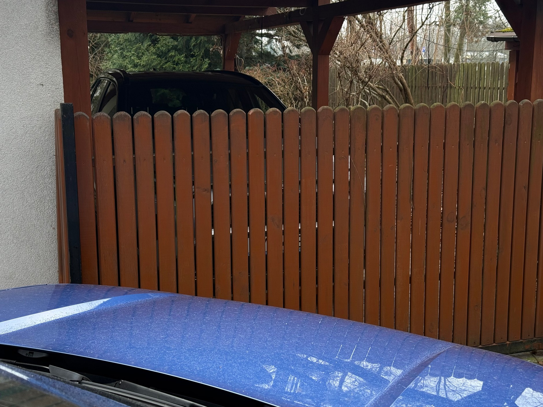 Samochód za płotem na zamkniętej posesji