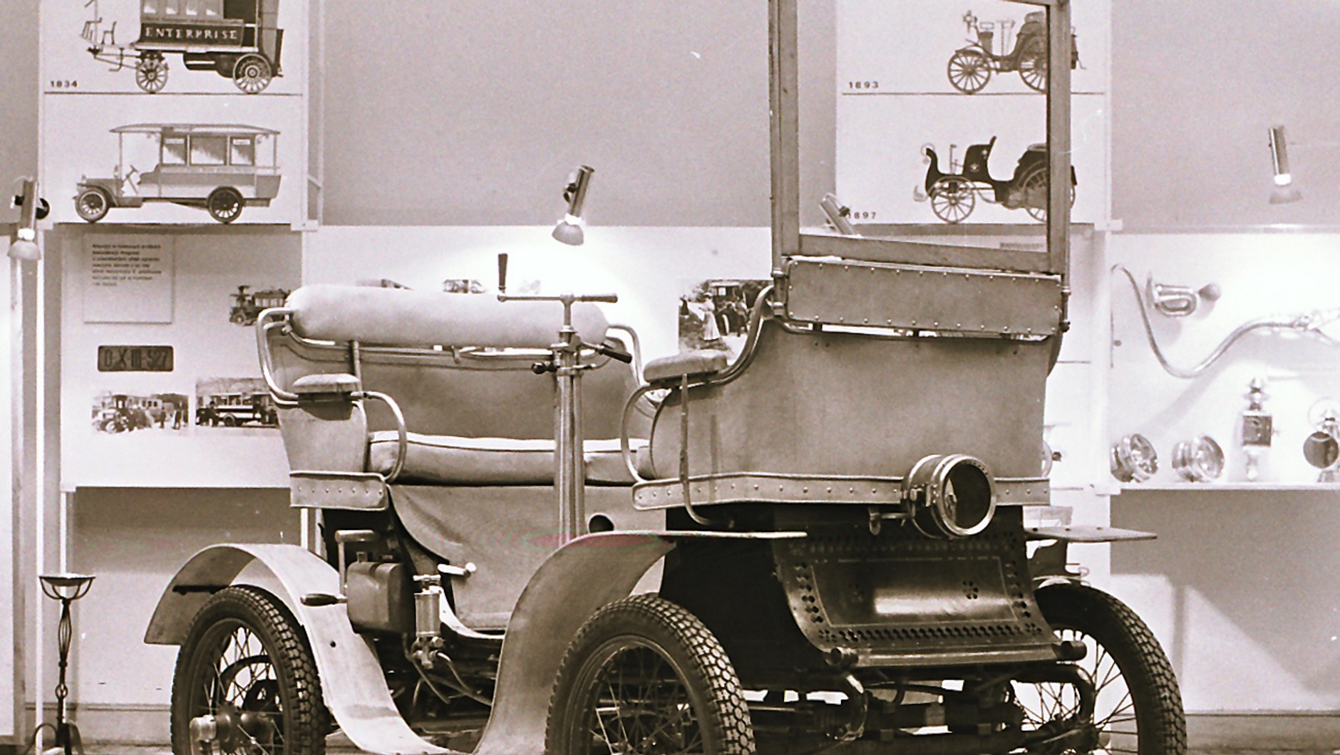 De Dion-Bouton vis-á-vis z 1899 r. eksponowany w 1976 r. w dawnym warszawskim Muzeum Techniki i Przemysłu.