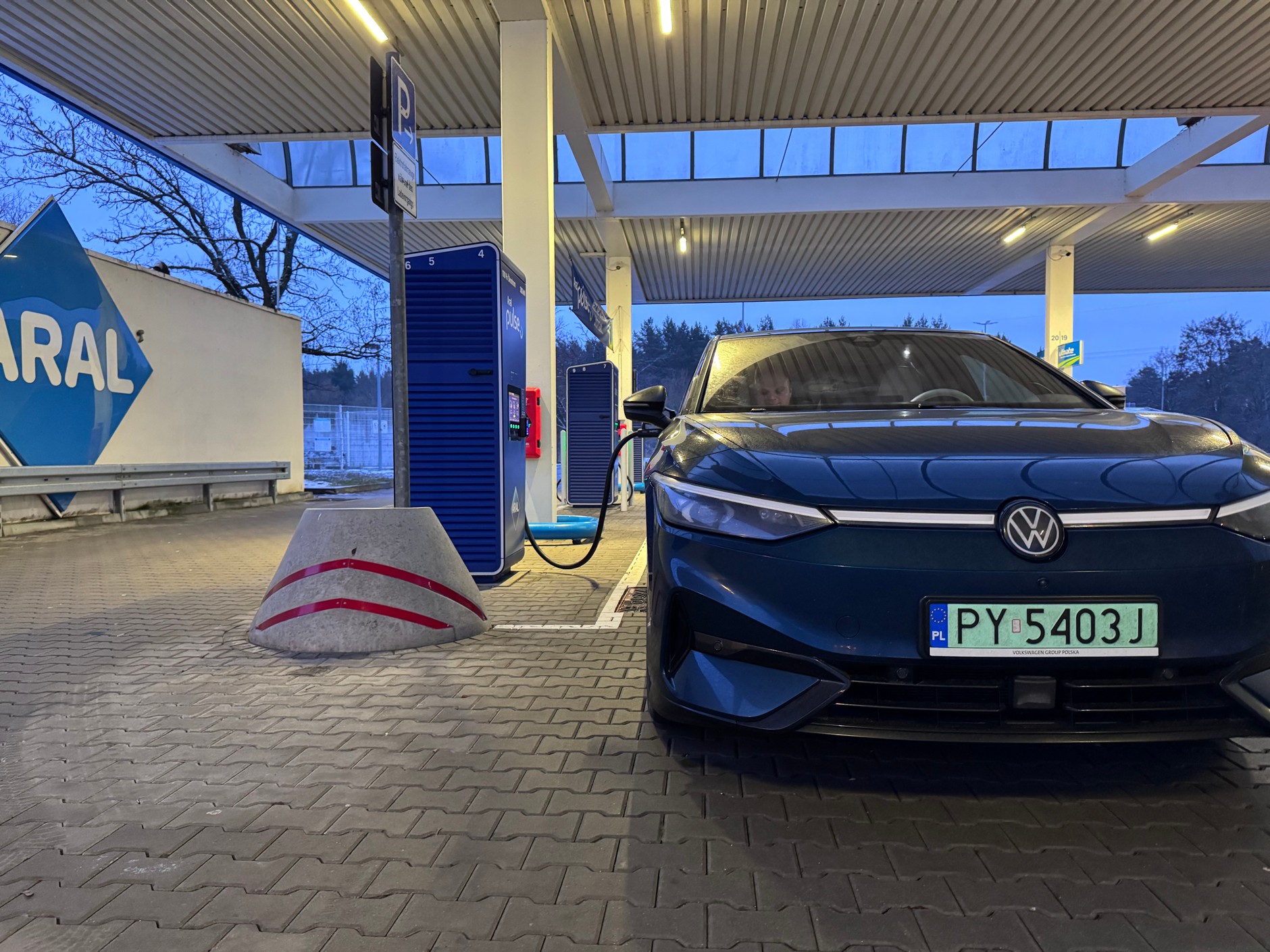 Volkswagen ID.7 podczas ładowania w Niemczech