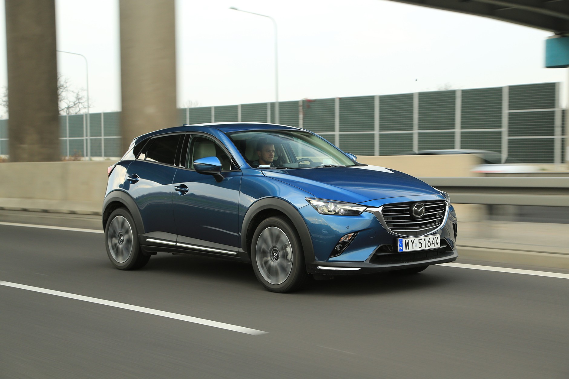 Mazdę CX-3 polubią ci, którzy preferują samochody budowane klasycznie. Ma ona silnik z dużą pojemnością i niezłe właściwości jezdne, a do tego świetny wygląd