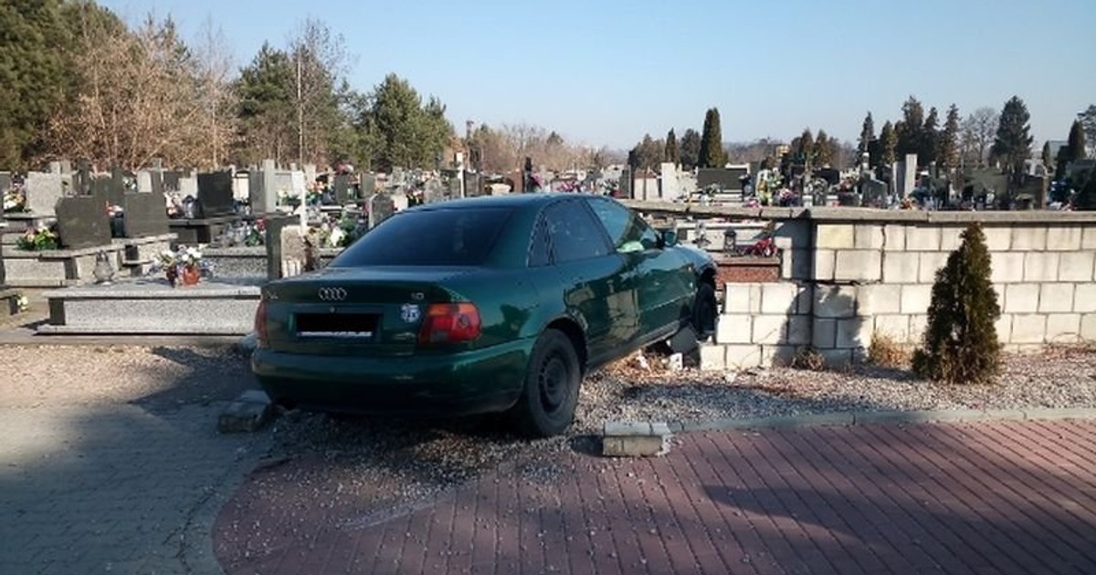 19-latka zakończyła naukę jazdy na murze cmentarza w Skarżysku-Kamiennej