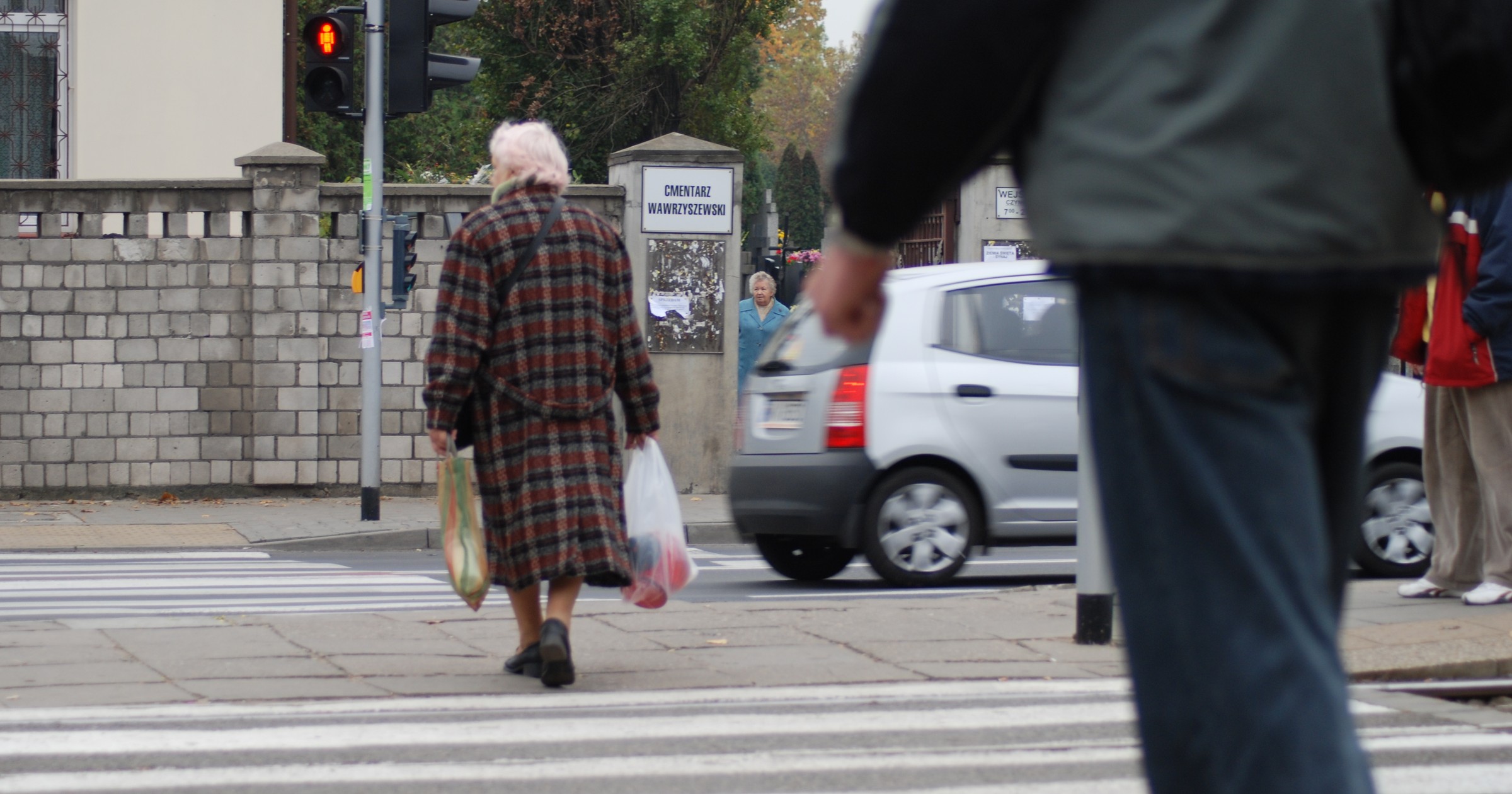 Starsza osoba na przejściu dla pieszych