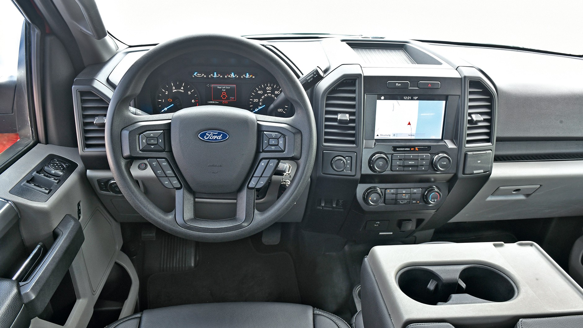 Nieskomplikowane, łatwe w obsłudze miejsce pracy, cyfrowe sztuczki nasze F-150 z 2017 r. chętnie pozostawia innym modelom