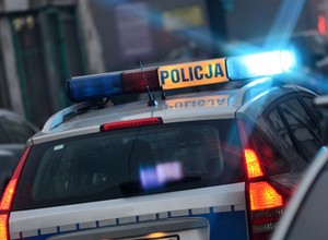 Pieszy na chodniku musiał uciekać przed autem. Opublikowano nagranie
