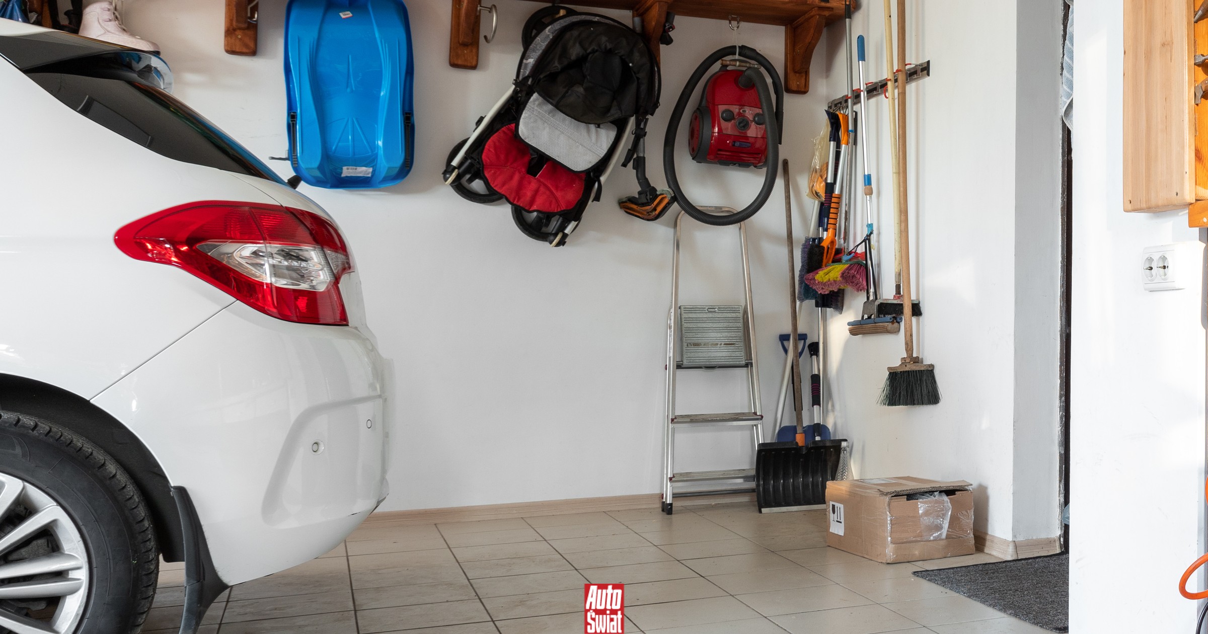 Prosty sposób na parkowanie w ciasnym garażu. Jest patent z piłeczką tenisową